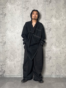 「Ruze（ルゼ）のAsymmetry white stitch pullover shirt /アシンメトリー ホワイトステッチ プルオーバー シャツ（シャツ/ブラウス、ブラック系）」を使った、黒の人さん（メンズ・168cm）の春コーディネート