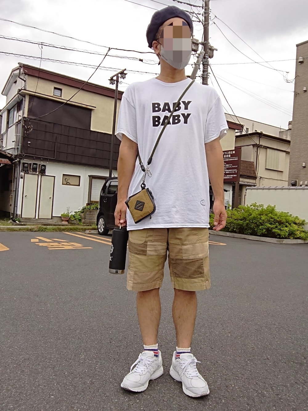 「ベレー帽、白Tシャツ、ロゴT、短パン、スニーカー、白スニーカー、New Balance、ショーツ、パッチワーク」｜「NEW BALANCEのML2002RI　TRIPLE WHITE（スニーカー、ホワイト系）」を使った、ハシタケさん（メンズ・171cm）の夏コーディネートの1枚目の写真