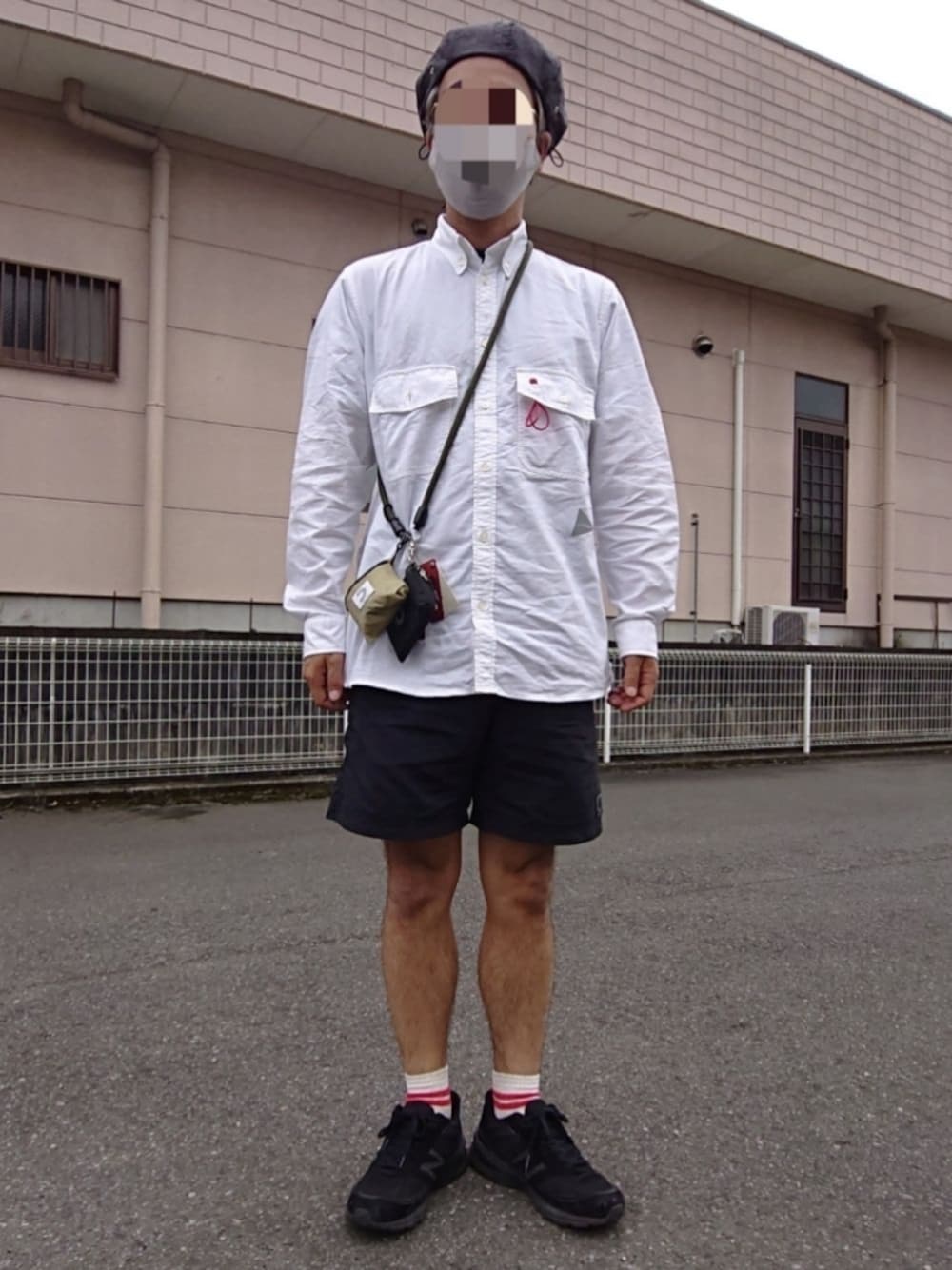 「ベレー帽、白シャツ、短パン、スニーカー、ラインソックス、スニーカー×靴下、シャツスタイル」｜「NEW BALANCEの【NEW BALANCE】M990（スニーカー、ブラック系）」を使った、ハシタケさん（メンズ・171cm）の秋コーディネートの1枚目の写真