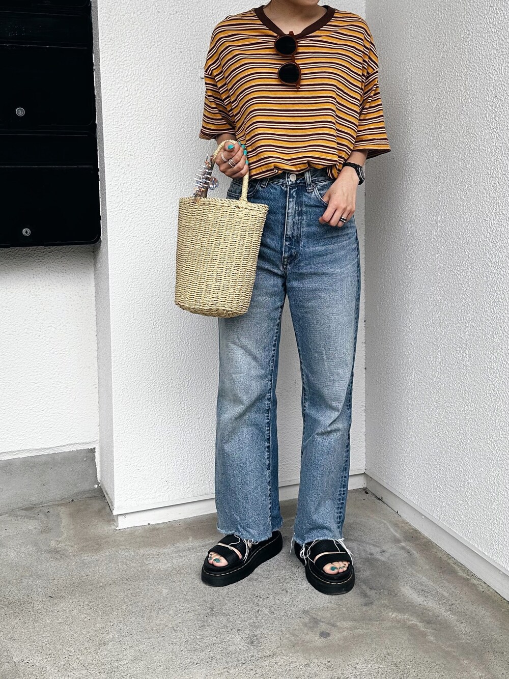 「Ungrid、Mila Owen、Dr.Martens、かごバッグ、ボーダーTシャツ、デニムパンツ、カットオフデニム、オトナカジュアル、このスタイルがお気に入り」｜「UngridのマルチボーダーTee（Tシャツ/カットソー、イエロー系）」を使った、sayocoさん（レディース・154cm）の夏コーディネートの1枚目の写真
