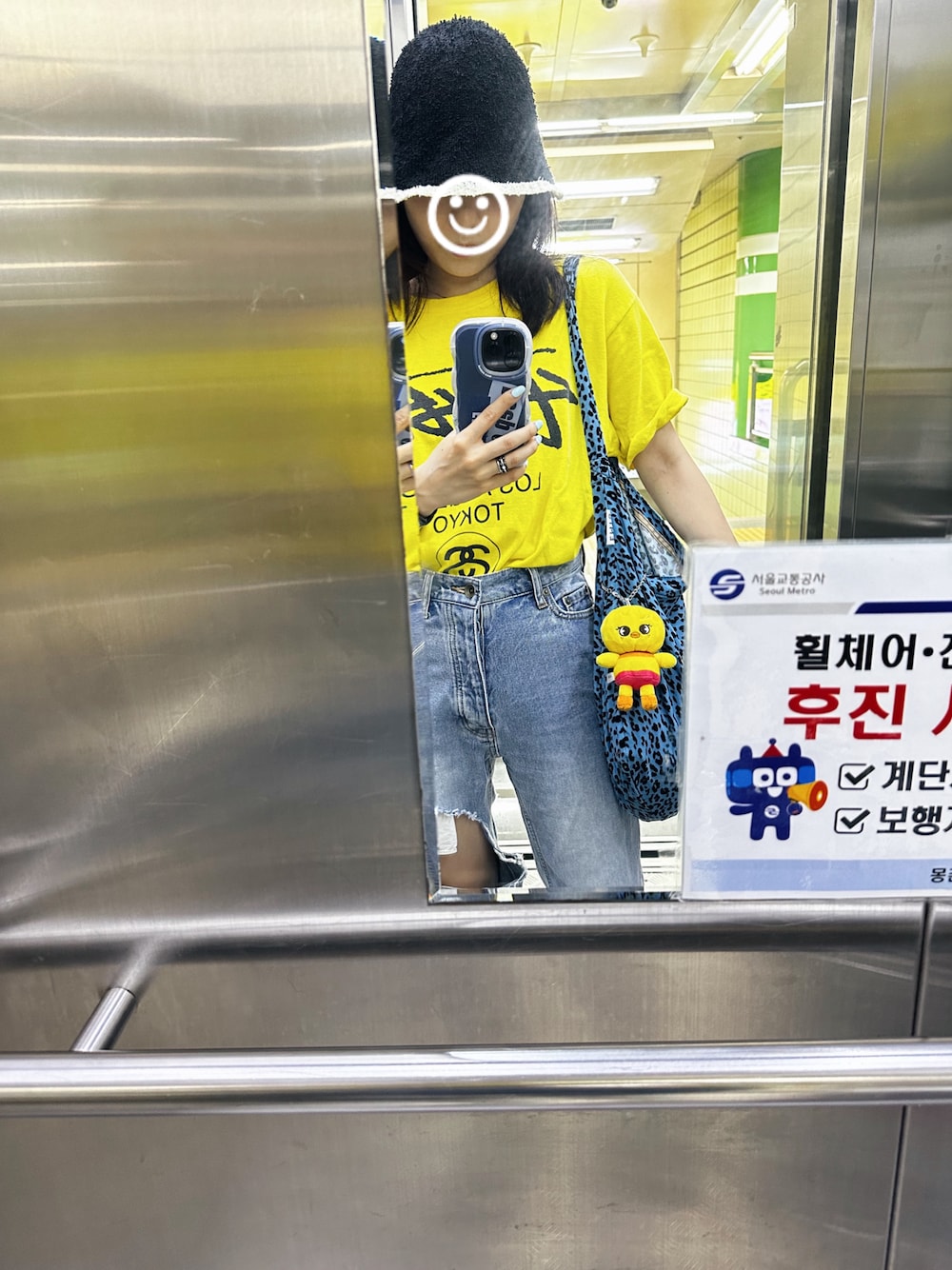 「シンプルコーデ、stussy、searoomlynn、Emis、ALAND、ハットコーデ、ロゴT、デニムパンツ、クラッシュデニム、straykids」｜「STUSSYのアイテム（Tシャツ/カットソー、イエロー系）」を使った、sayocoさん（レディース・154cm）の夏コーディネートの1枚目の写真