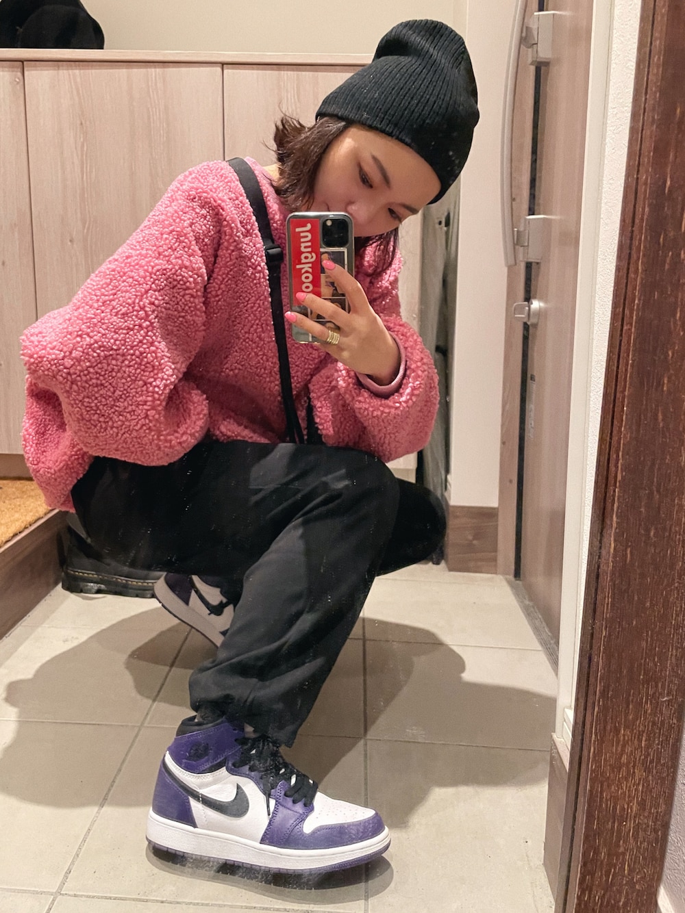 「低身長コーデ、AIR JORDAN、ジョーダン1、スウェットパンツ、ボアプルオーバー、ニット帽、スポーツミックス」｜「DAY CLOSETのレディース スウェットジョガーパンツ（スウェットパンツ、ブラック系）」を使った、sayocoさん（レディース・154cm）の冬コーディネートの1枚目の写真