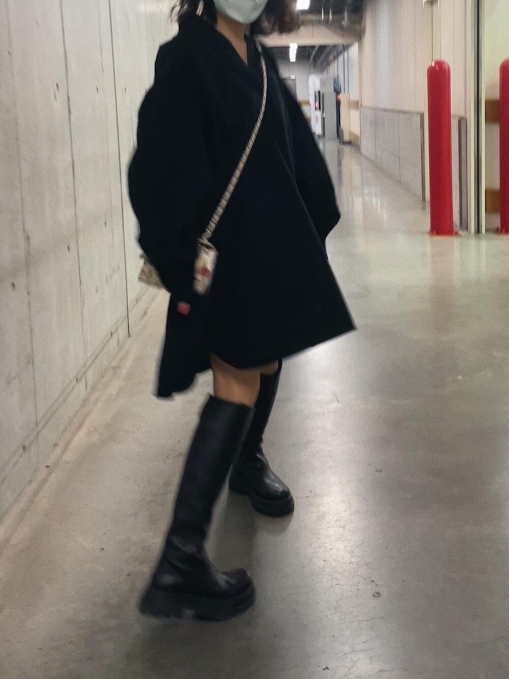 「休日スタイル、チュニックワンピ、シャツワンピース、ロングブーツ、ZARA、Ungrid、低身長、プチプラ」｜「Ungridのスキッパーボリュームワンピース（ワンピース、ブラック系）」を使った、sayocoさん（レディース・154cm）の春コーディネートの1枚目の写真