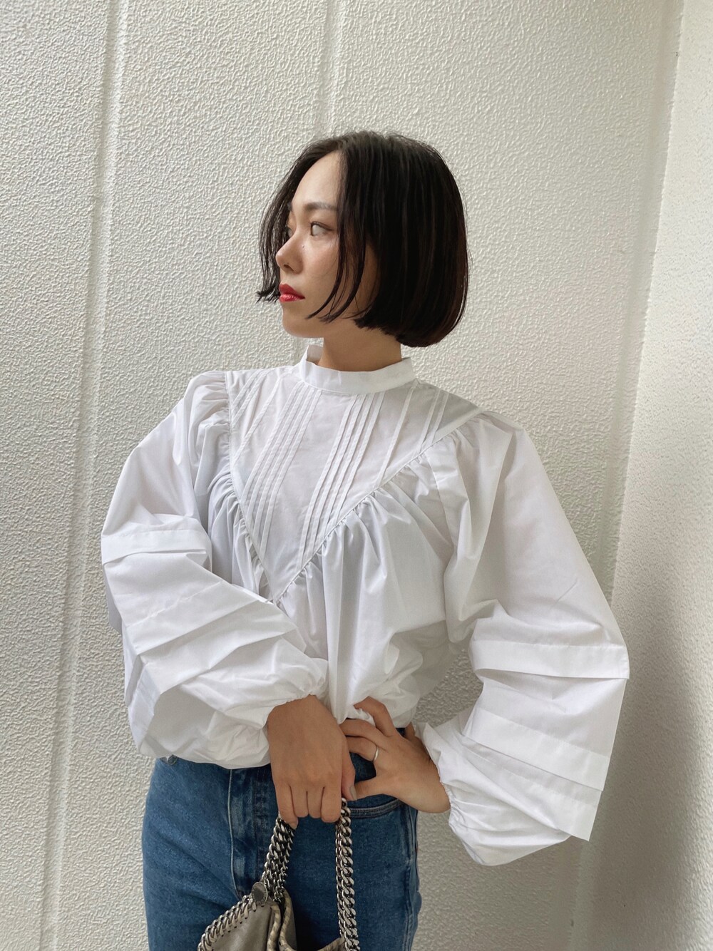 ホワイト系のシャツ/ブラウス、ブルー系のデニムパンツ、グレー系のショルダーバッグを着用したレディースの夏コーディネートの1枚目の写真