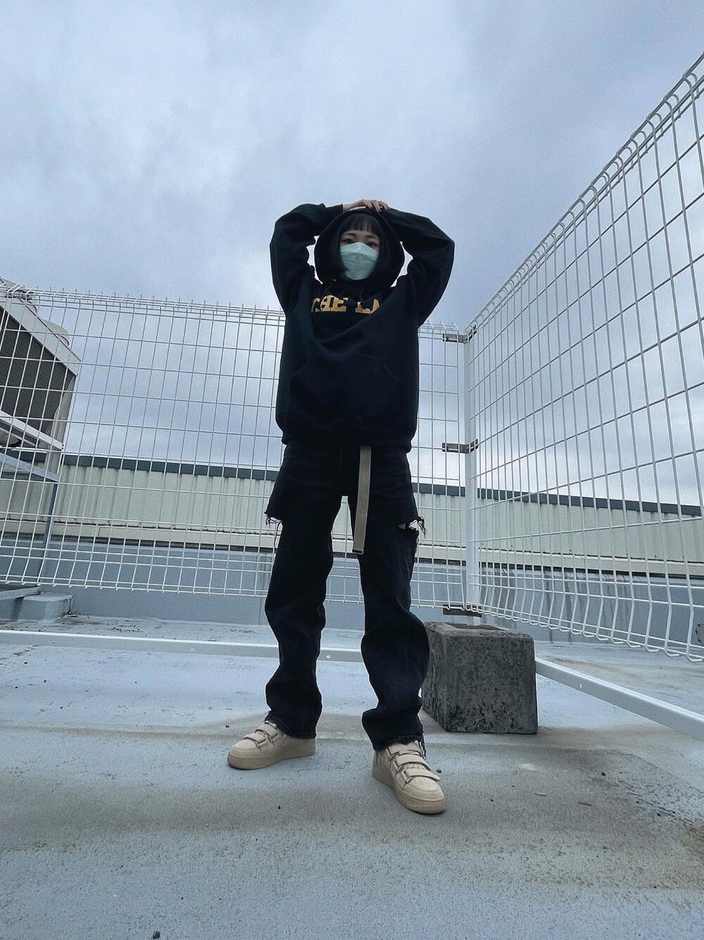 「休日コーデ、休日スタイル、メンズライク、nike af1、billieeilish、パーカーコーデ、ブラックデニム、ガチャベルト、NIKE、BTS、army」｜「the labのアイテム（パーカー、ブルー系）」を使った、sayocoさん（レディース・154cm）の春コーディネートの1枚目の写真