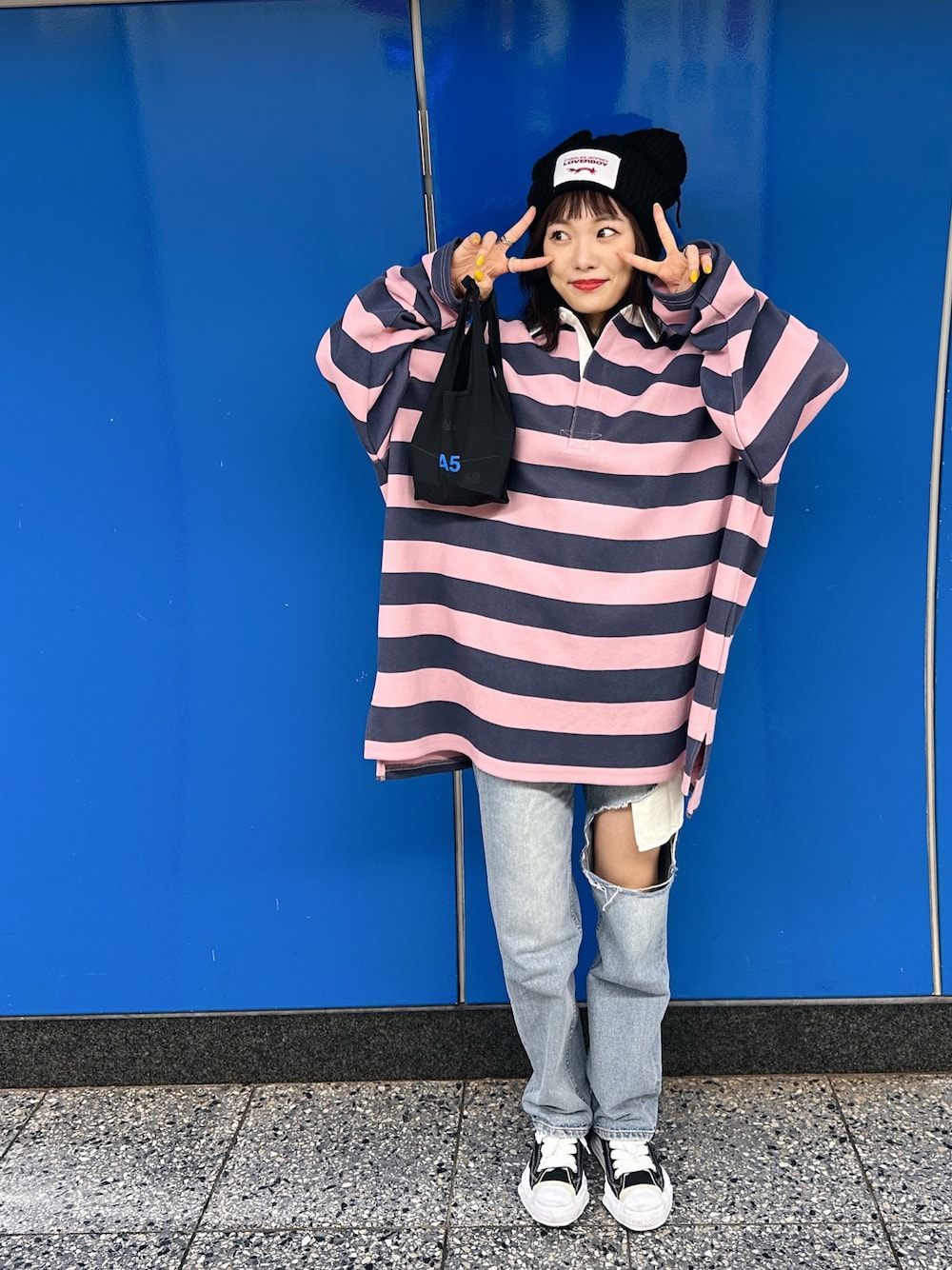 「春服コーデ、charlesjeffrey、LOVERBOY、猫耳ニット帽、ラガーシャツ、ボーダートップス、ビッグシャツ、デニムパンツ、ダメージデニムパンツ、MIHARAYASUHIRO、searoomlynn、Ungrid、NANA-NANA、エコバッグ」｜「Ungridのアイテム（トップス、ブルー系）」を使った、sayocoさん（レディース・154cm）の春コーディネートの1枚目の写真
