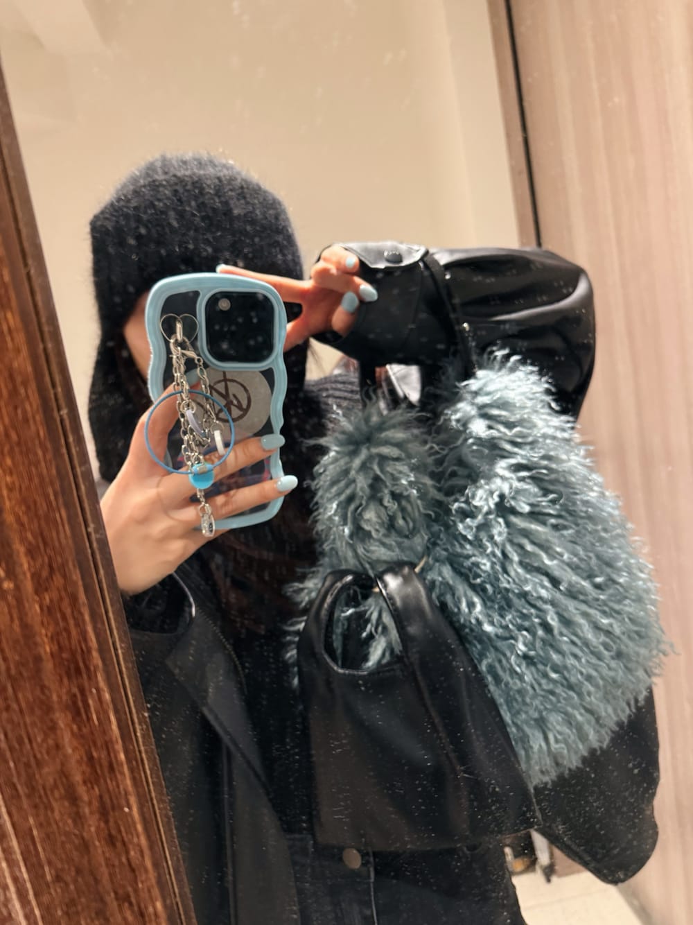 「ファーバッグ、LAROUTE、耳付き帽子、ニット帽、レザージャケット、レザーブルゾン」｜「LAROUTEのアイテム（バッグ、ブルー系）」を使った、sayocoさん（レディース・154cm）の冬コーディネートの1枚目の写真