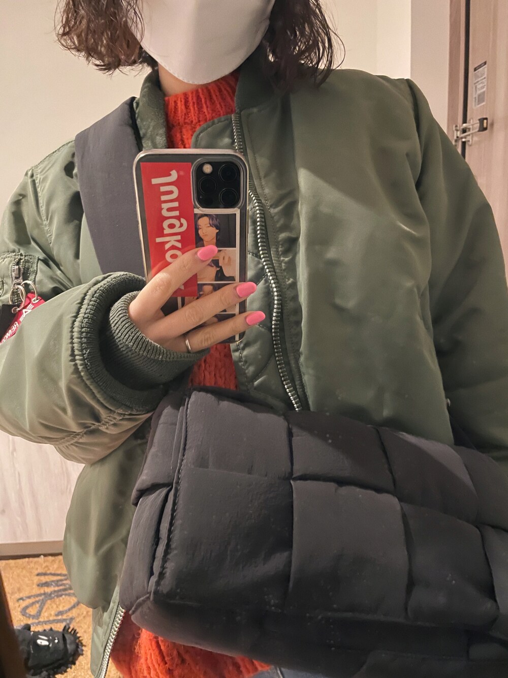 「MA-1、BOTTEGA VENETA、クロスボディバッグ、amerivintage、AMERI、カラーニット、オレンジニット、パーマヘア」｜「ALPHAのALPHA INDUSTRIES(アルファインダストリーズ) / MA-1 FLIGHT JACKET リバーシブル フライトジャケット（MA-1、グリーン系）」を使った、sayocoさん（レディース・154cm）の冬コーディネートの1枚目の写真