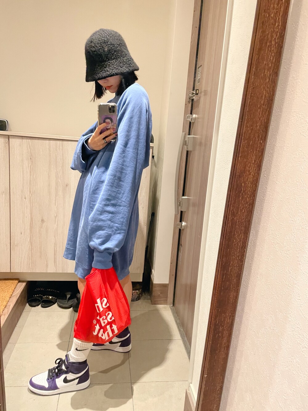 「秋コーデ、オトナ女子、リラックススタイル、カジュアルコーデ、低身長コーデ、Ungrid、she said that、NIKE、AIR JORDAN、エコバッグ、ボアハット」｜「SHAGGIEのメトロバケットハット（ハット、ブラック系）」を使った、sayocoさん（レディース・154cm）の秋コーディネートの1枚目の写真