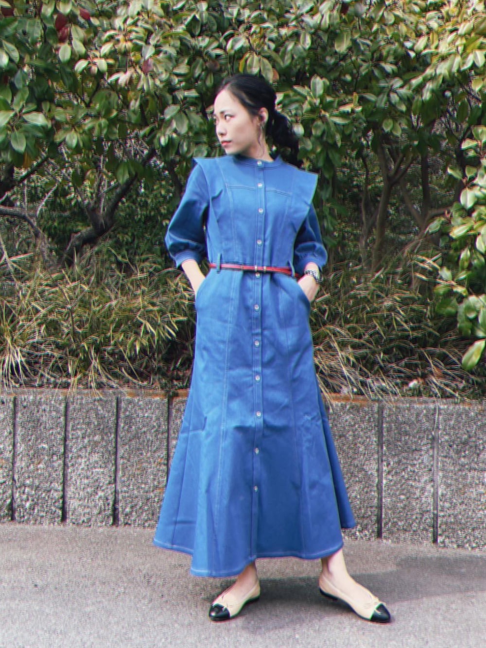 「マーメイドワンピース、デニムワンピース、春ワンピ、細ベルト、バレエシューズ、バイカラーシューズ、オトナカジュアル」｜「A de a.v.vのデニムマーメイドワンピース（ワンピース、ブルー系）」を使った、sayocoさん（レディース・154cm）の春コーディネートの1枚目の写真