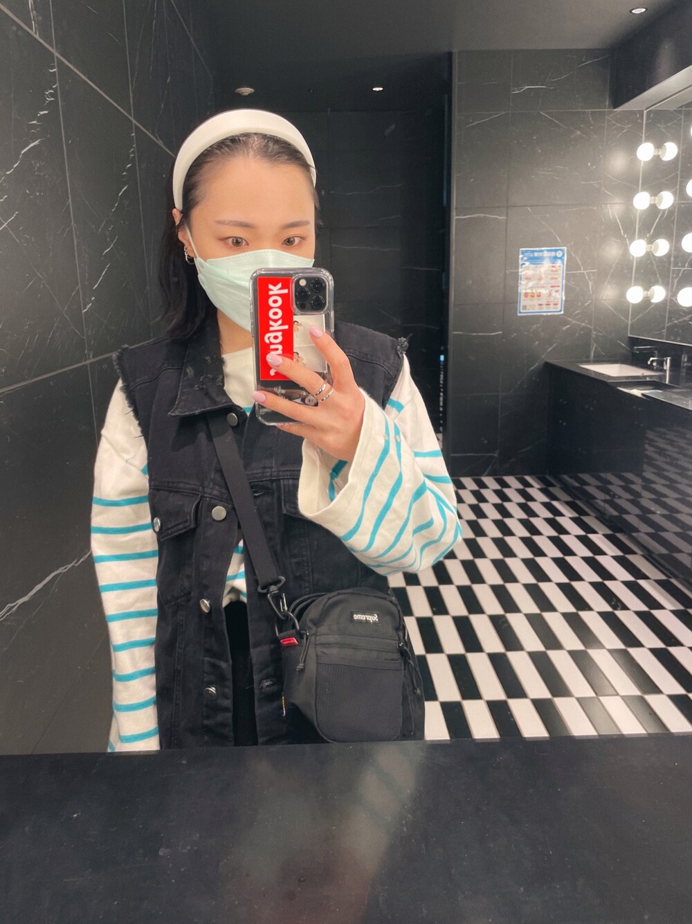 「春夏コーデ、ボーダートップス、デニムベスト、SHAGGIE、休日スタイル、カチューシャ、searoomlynn、supreme」｜「SHAGGIEのカットオフデニムオーバーベスト（ベスト、ブラック系）」を使った、sayocoさん（レディース・154cm）の春コーディネートの1枚目の写真