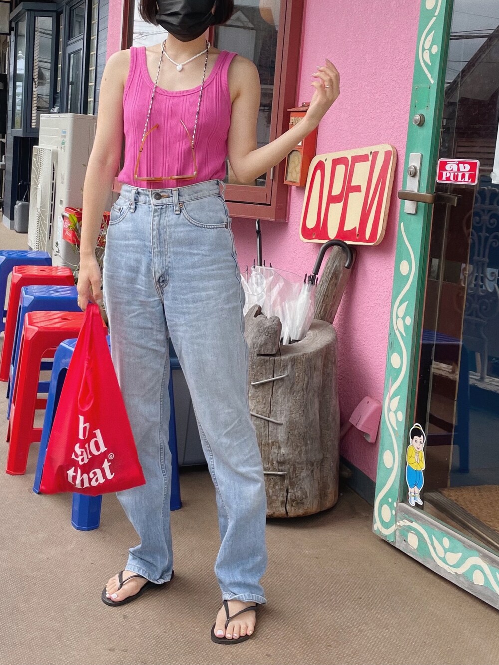 「夏コーデ、ビーチサンダル、havaianas、shesaidthat、searoomlynn、Levi's、カラフルコーデ、デニムパンツ、リブタンクトップ、エコバッグ」｜「sea room lynnのアイテム（タンクトップ、ピンク系）」を使った、sayocoさん（レディース・154cm）の夏コーディネートの1枚目の写真