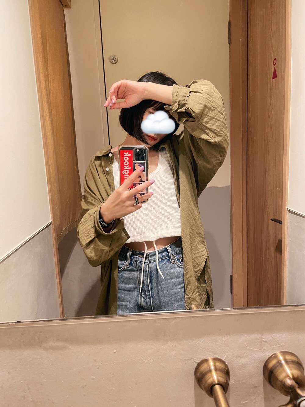 「シアーシャツ、Ungrid、Another Edition、searoomlynn、サーマルタンクトップ、サーマルトップス、デニムパンツ、シャツコーデ、オトナカジュアル」｜「Another Editionのワッフルショートタンクトップ ◆（タンクトップ、ホワイト系）」を使った、sayocoさん（レディース・154cm）の秋コーディネートの1枚目の写真