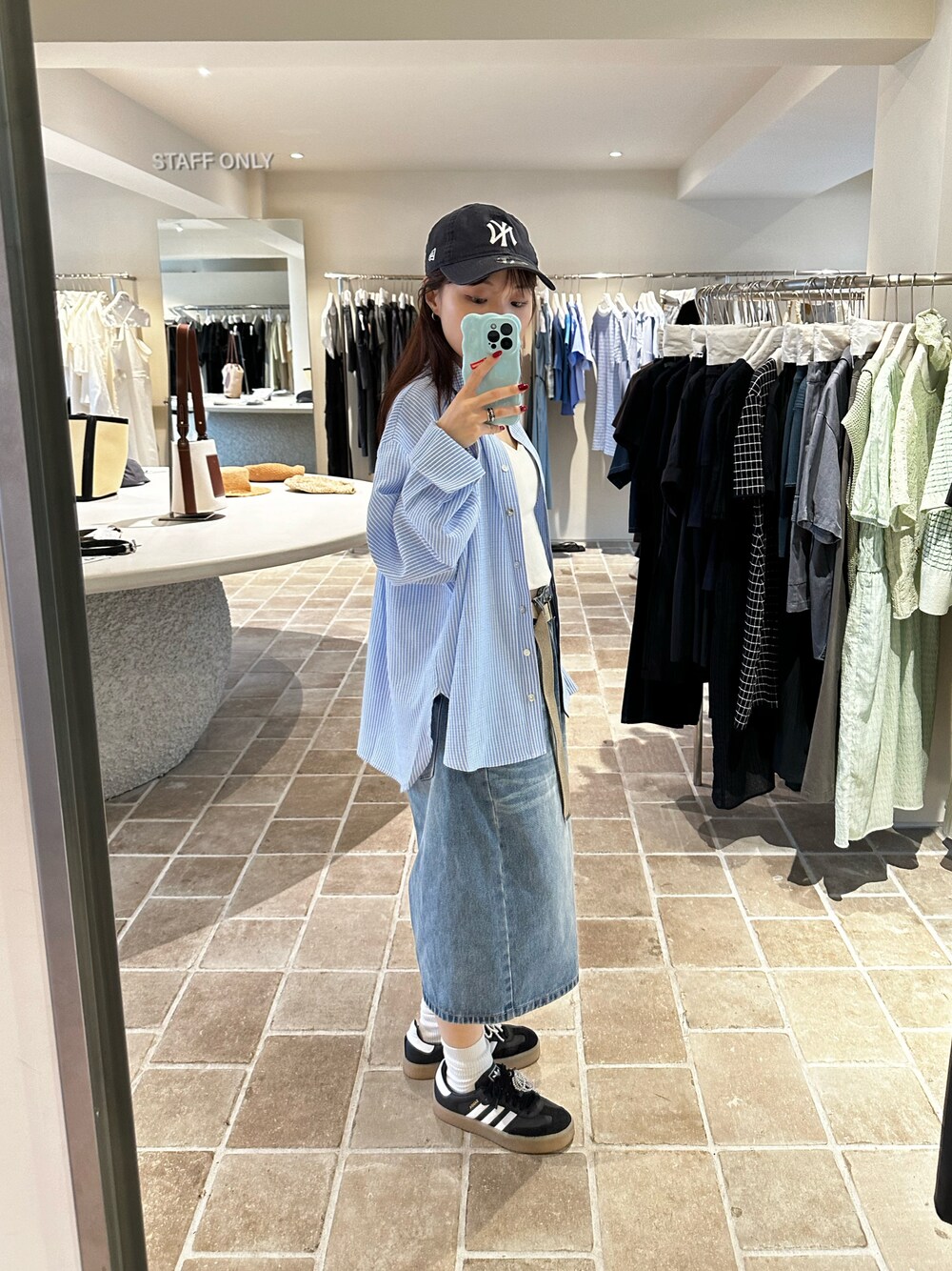 「韓国ファッション、NEW ERA、atelier nain、デニムパンツ、バミューダパンツ、adidas、SAMBAE、スニーカー女子、ビッグシャツ、ストライプシャツ」｜「adidasのSAMBAE W / サンバ / 厚底スニーカー / アディダスオリジナルス adidas Originals（スニーカー、ブラック系）」を使った、sayocoさん（レディース・154cm）の秋コーディネートの1枚目の写真