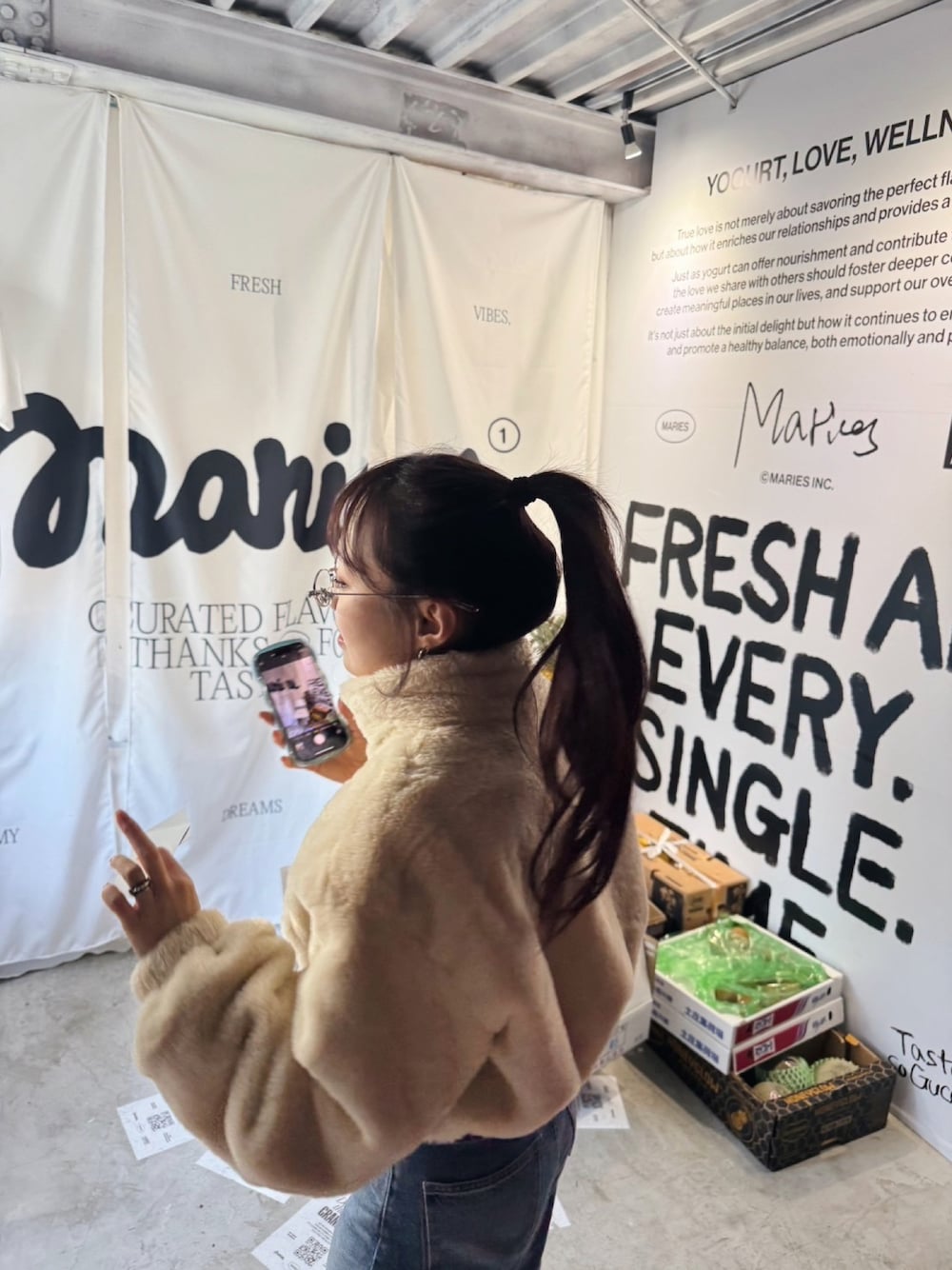 「冬コーデ、dholic、ファーブルゾン、デニムパンツ、Mila Owen、ポニーテール、gentlemonster、韓国ファッション」｜「DHOLICのアイテム（ブルゾン、ホワイト系）」を使った、sayocoさん（レディース・154cm）の冬コーディネートの1枚目の写真