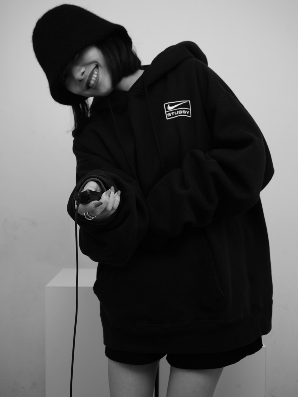 「セルフ写真館、パーカーコーデ、stussy、NIKE、SHAGGIE、メトロハット、ボアハット、コーデュロイパンツ」｜「NIKEのアイテム（パーカー、ブラック系）」を使った、sayocoさん（レディース・154cm）の秋コーディネートの1枚目の写真