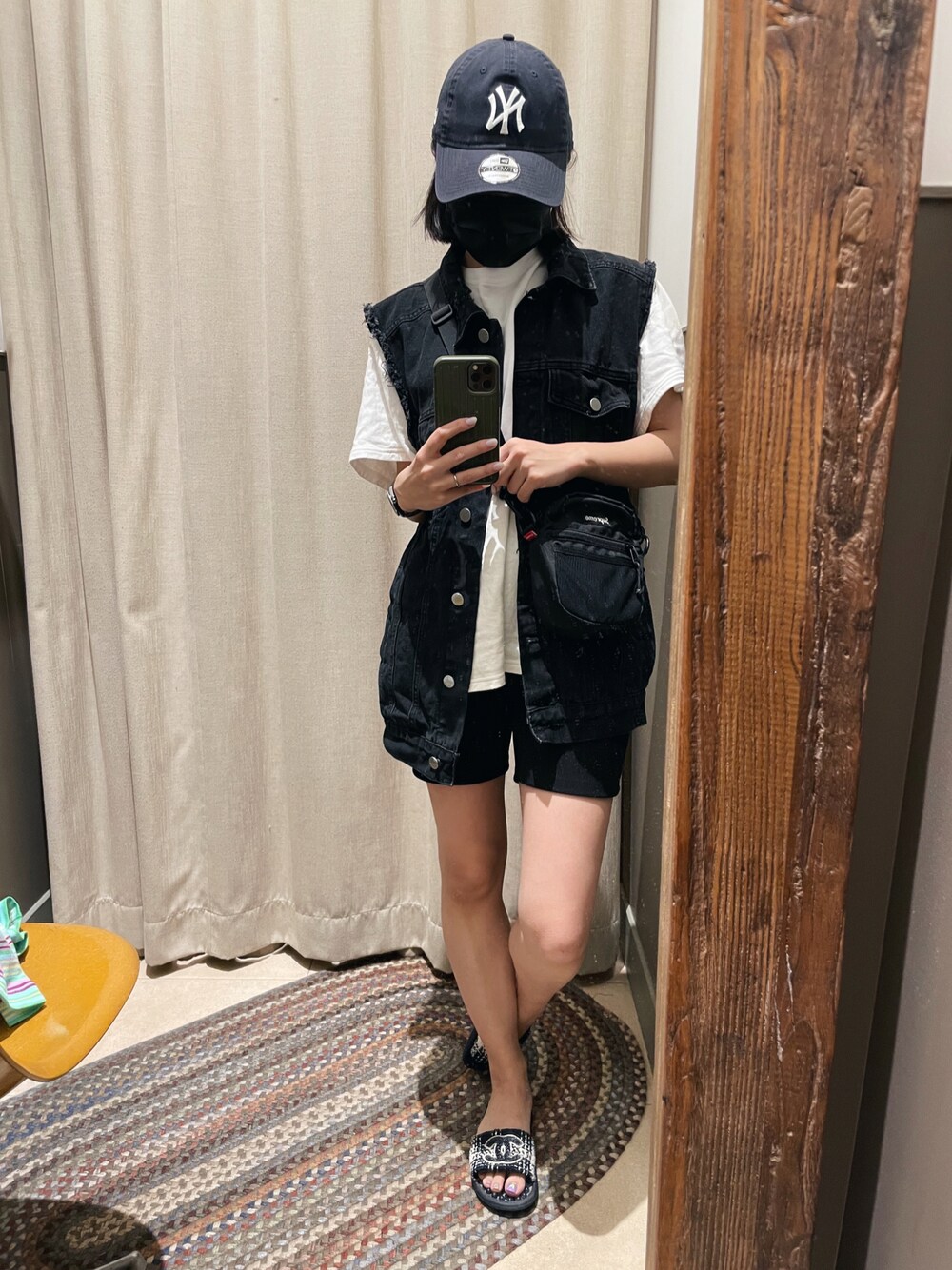 「低身長コーデ、デニムベスト、SHAGGIE、searoomlynn、NEW ERA、キャップ女子、CHANEL、サイクリングパンツ、ショートパンツ、白Tシャツ、カジュアル」｜「sea room lynnのアイテム（その他パンツ、ブラック系）」を使った、sayocoさん（レディース・154cm）の夏コーディネートの1枚目の写真