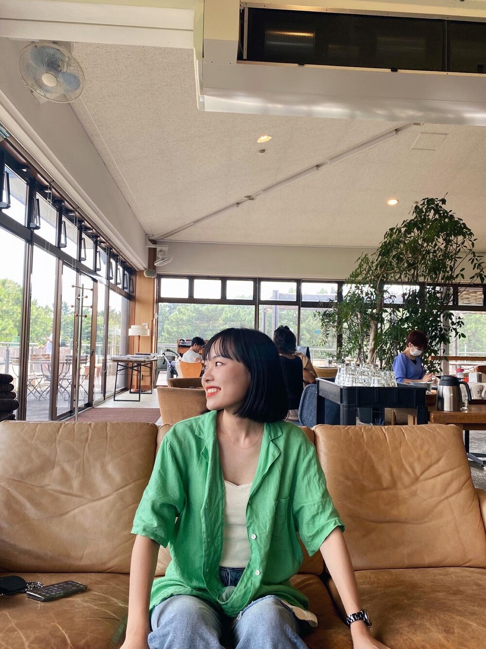 「ラクチンコーデ、デニムパンツ、開襟シャツ、searoomlynn、グリーンコーデ」｜「sea room lynnのアイテム（キャミソール、ホワイト系）」を使った、sayocoさん（レディース・154cm）の秋コーディネートの1枚目の写真