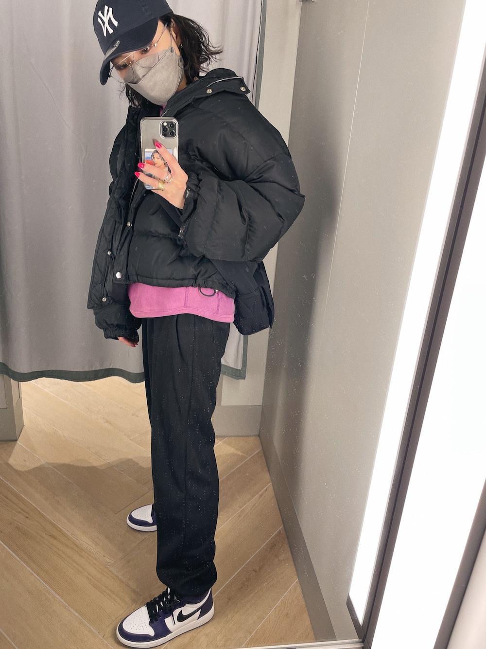 「休日スタイル、ダウンジャケット、jouetie、スウェットコーデ、Champion、NEW ERA、キャップ女子、スニーカーコーデ、ジョーダン1、BOTTEGA VENETA」｜「jouetieのカラーフードダウン（ダウンジャケット/コート、ブラック系）」を使った、sayocoさん（レディース・154cm）の冬コーディネートの1枚目の写真