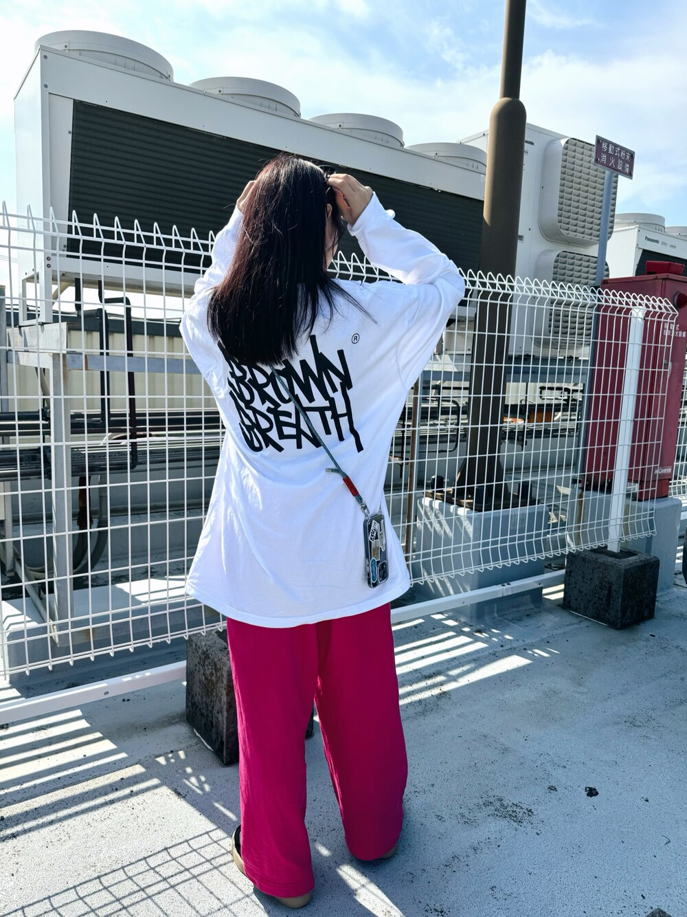 「スポーツミックス、休日スタイル、オトナカジュアル、シンプルスタイル、ラフコーデ、BEAMS、brown breath、Topologie、adidas、SAMBAE、samba」｜「BROWNBREATHのアイテム（Tシャツ/カットソー、ホワイト系）」を使った、sayocoさん（レディース・154cm）の夏コーディネートの1枚目の写真