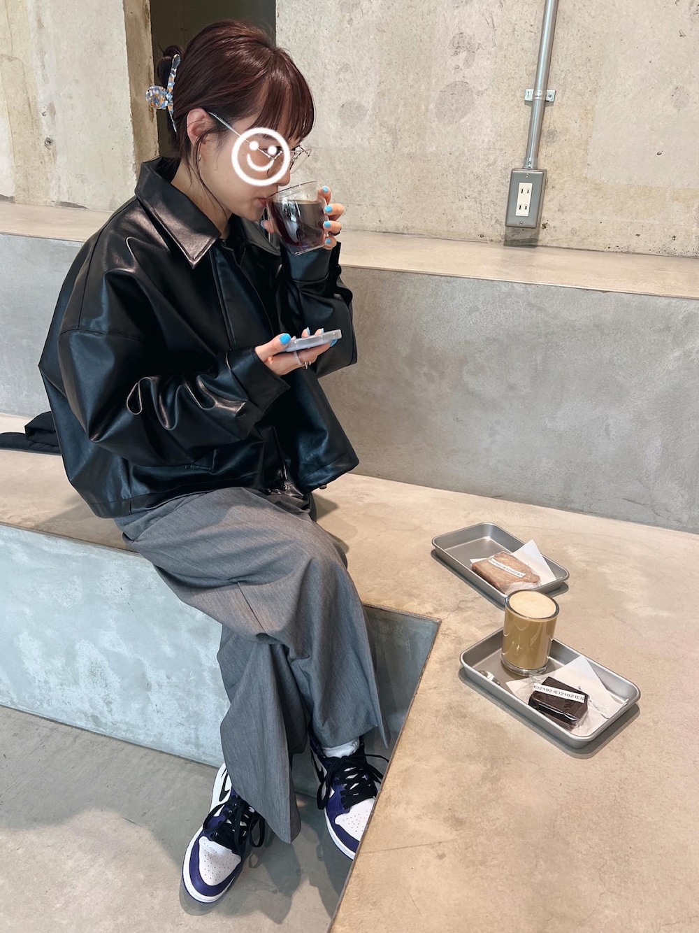 「韓国ファッション、dholic、Ungrid、ライタースジャケット、レザージャケット、ワイドパンツ、ヘアクリップ、NIKE、aj1、ジョーダン」｜「ccomengのアイテム（ライダースジャケット、ブラック系）」を使った、sayocoさん（レディース・154cm）の春コーディネートの1枚目の写真