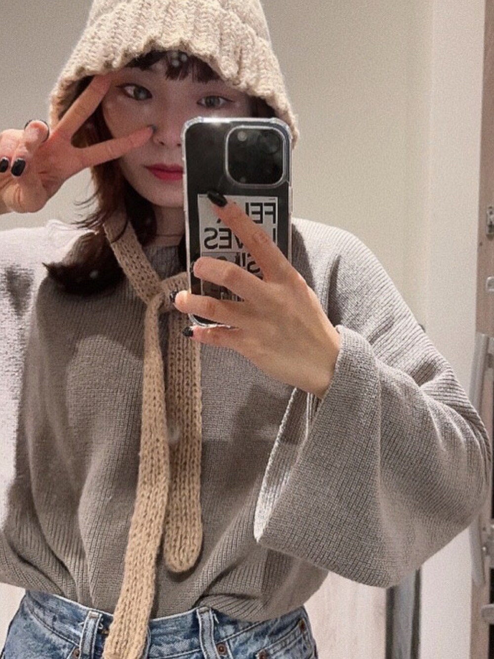 「シンプルコーデ、ニット帽コーデ、フレアスリーブニット、デニムパンツ、大人カジュアル、Juemi、韓国ファッション、Mila Owen」｜「JUEMIのアイテム（ニット/セーター、グレー系）」を使った、sayocoさん（レディース・154cm）の冬コーディネートの1枚目の写真