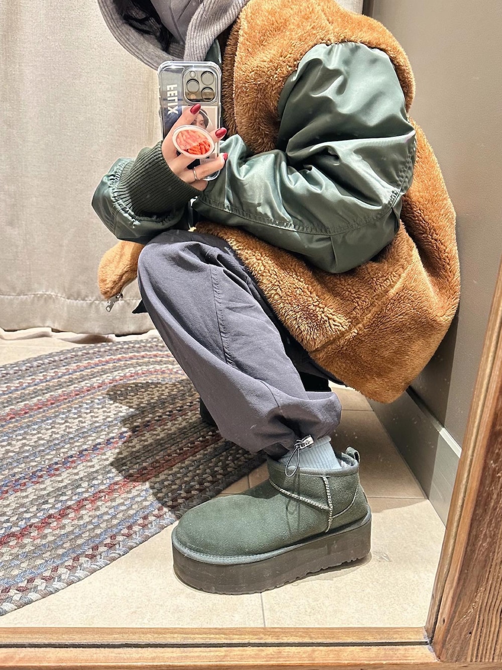 「バラクラバ、冬アウター、Ungrid、dholic、UGG、メンズライク、ムートンブーツ、カーゴパンツ、ミリタリージャケット」｜「Ungridのボアコンビミリタリーブルゾン (ファーコート)（ブルゾン、グリーン系）」を使った、sayocoさん（レディース・154cm）の冬コーディネートの1枚目の写真