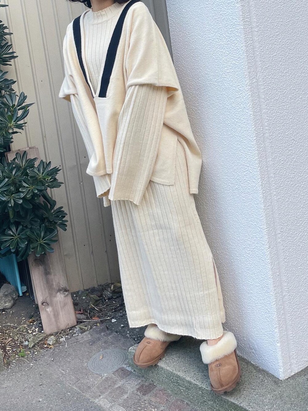 「シンプルコーデ、オトナカジュアル、秋冬コーデ、着回しコーデ、韓国ファッション、ニットワンピース、UGG」｜「A de a.v.vのＶネックチルデンポンチョベストニット（ニット/セーター、ホワイト系）」を使った、sayocoさん（レディース・154cm）の冬コーディネートの1枚目の写真