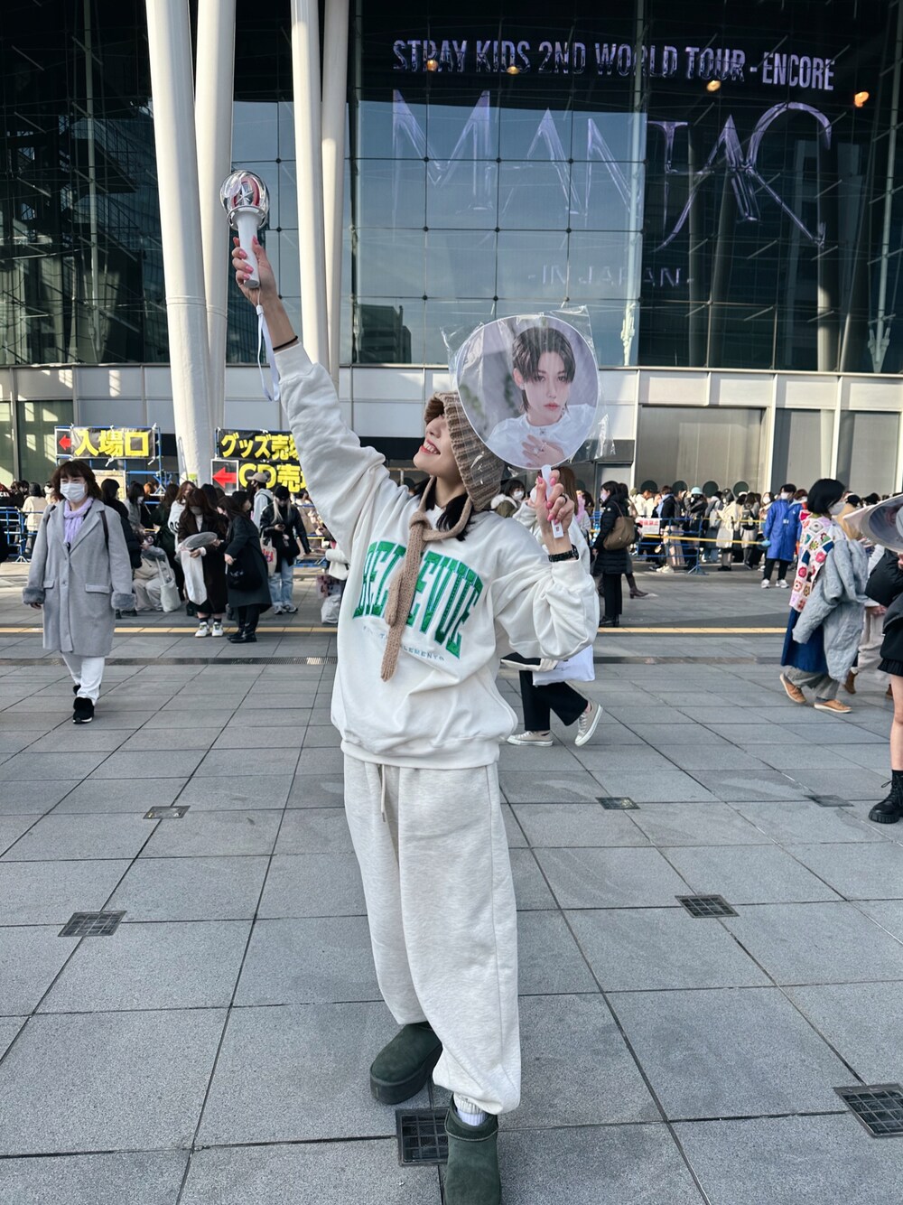 「jouetie、スウェットコーデ、スウェットパンツ、韓国ファッション、ロゴスウェット、UGG、ムートンブーツ、厚底ブーツ、ピリペン、ニット帽」｜「UGGのアイテム（ブーツ、グリーン系）」を使った、sayocoさん（レディース・154cm）の冬コーディネートの1枚目の写真