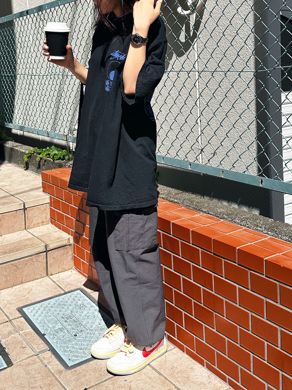 「ストリート、stussy、dholic、nikedunk、nikedunklow、カーゴパンツ、BigT、スニーカー女子」｜「STUSSYのアイテム（Tシャツ/カットソー、ブラック系）」を使った、sayocoさん（レディース・154cm）の夏コーディネートの1枚目の写真