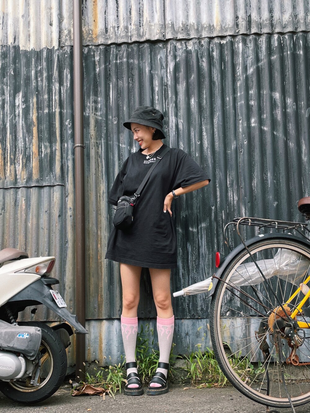 「バケハ女子、バケットハット、グク、army、Tシャツワンピ、supreme、Clarks original、Dr.Martens」｜「Clarks Originalsのアイテム（Tシャツ/カットソー、ブラック系）」を使った、sayocoさん（レディース・154cm）の秋コーディネートの1枚目の写真