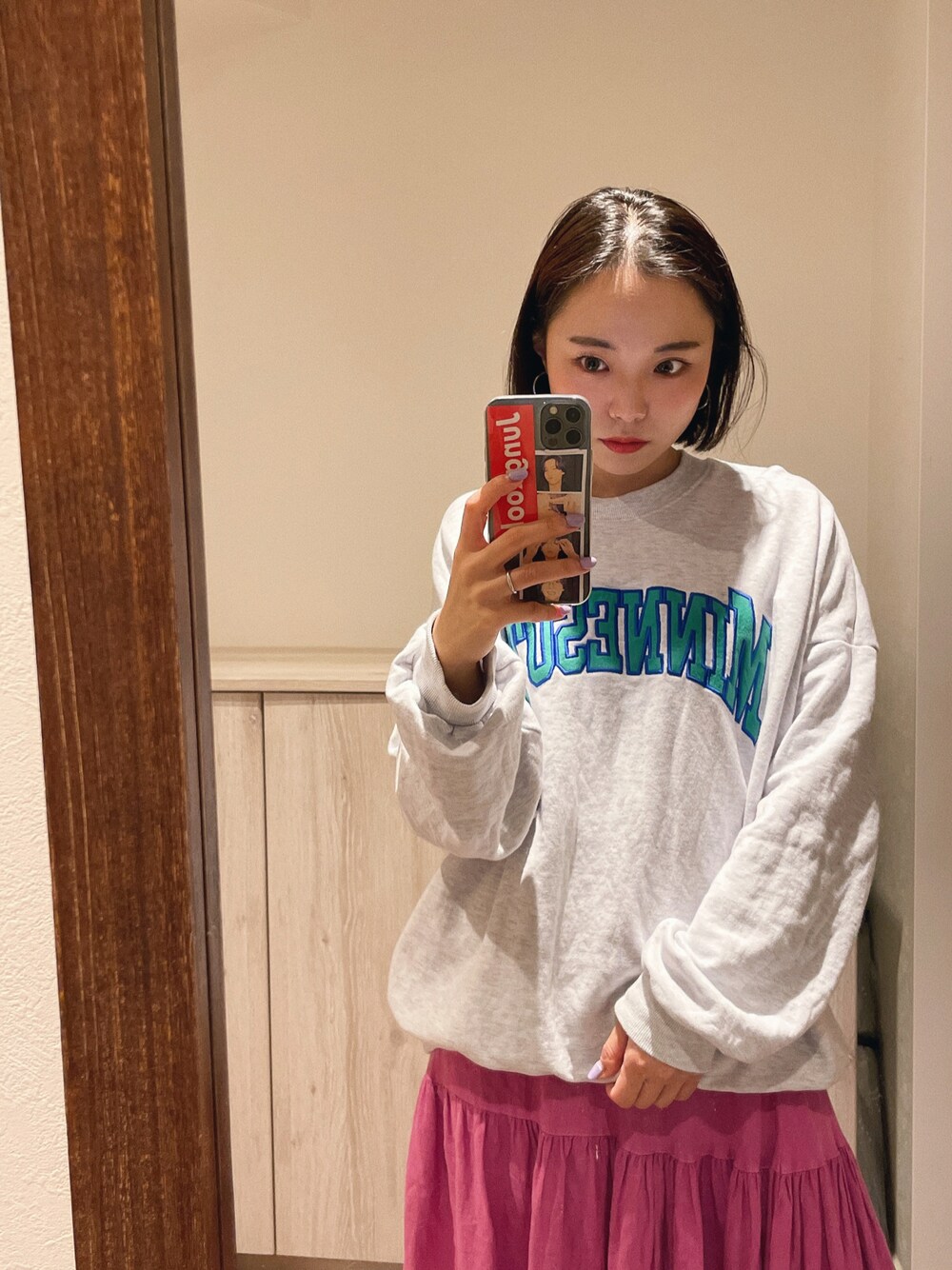 「ラクチンコーデ、スウェットコーデ、秋のコーデ、カレッジスウェット、ロングスカート、ROOPTOKYO、Rougevif、ボブ」｜「ROOPTOKYOのPARAMUS MINNESOTA 配色刺繍 カレッジロゴ クルーネックスウェット トレーナー（スウェット、ホワイト系）」を使った、sayocoさん（レディース・154cm）の秋コーディネートの1枚目の写真