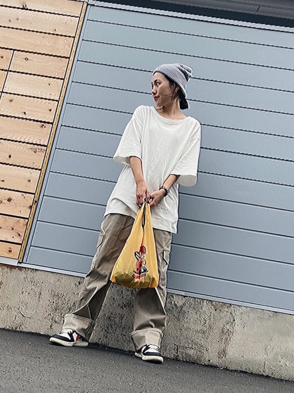 「カジュアル、低身長コーデ、シンプル、ビーニー、ニット帽、白Tシャツ、カーゴパンツ、SHAGGIE、stussy、NIKE、nike dunk、BTS、army、ジョングク」｜「tiny martのアイテム（エコバッグ/サブバッグ、イエロー系）」を使った、sayocoさん（レディース・154cm）の夏コーディネートの1枚目の写真