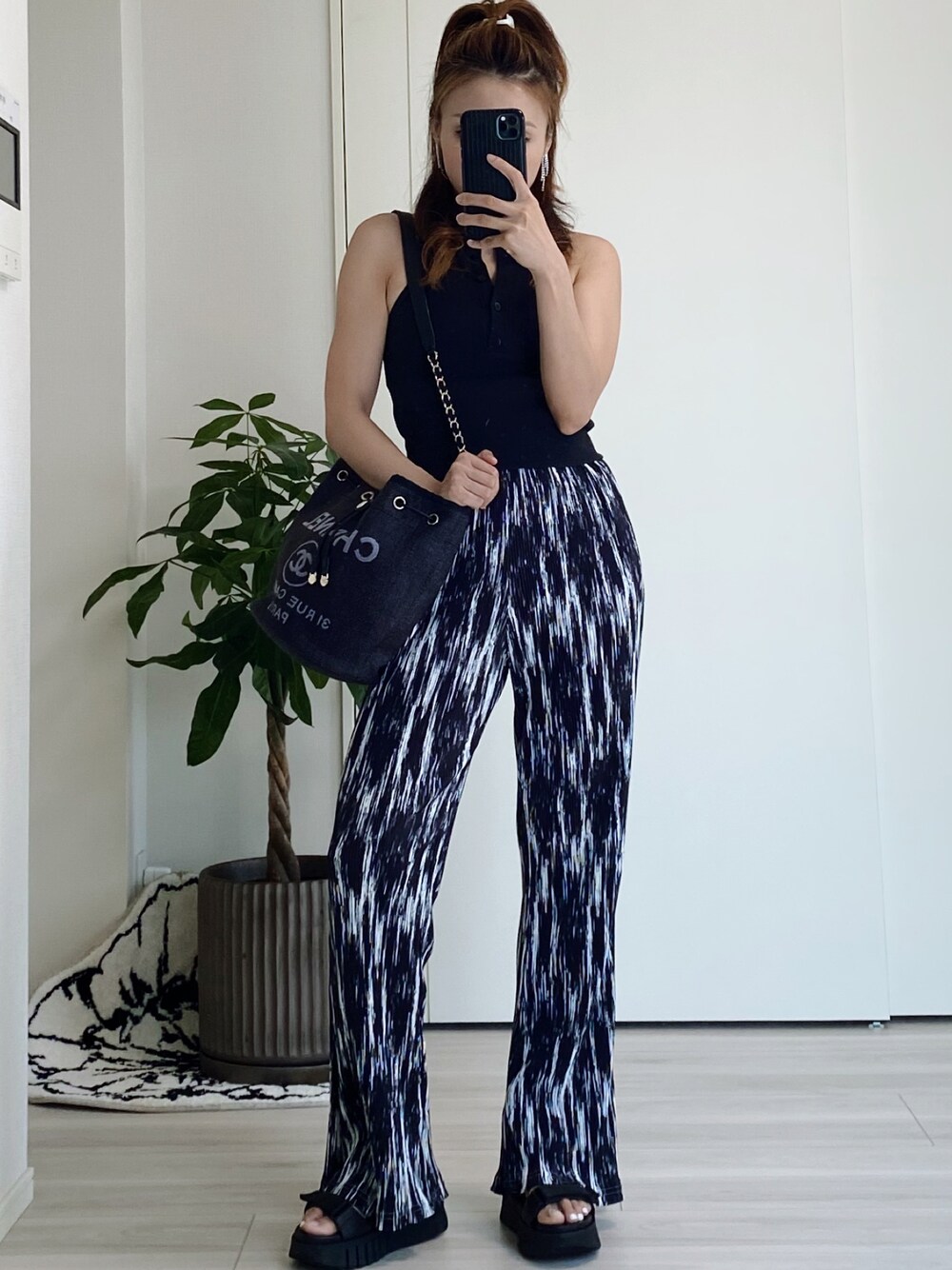 「夏コーデ、夏、ゆるコーデ、今日のコーデ、おしゃれさんと繋がりたい、きれいめカジュアル、低身長、ootd、オトナ女子、大人かわいい、サンダル、低身長女子、低身長コーデ、chanel」｜「CHANELのアイテム（バッグ、ブラック系）」を使った、__loveyui__さん（レディース・152cm）の夏コーディネートの1枚目の写真