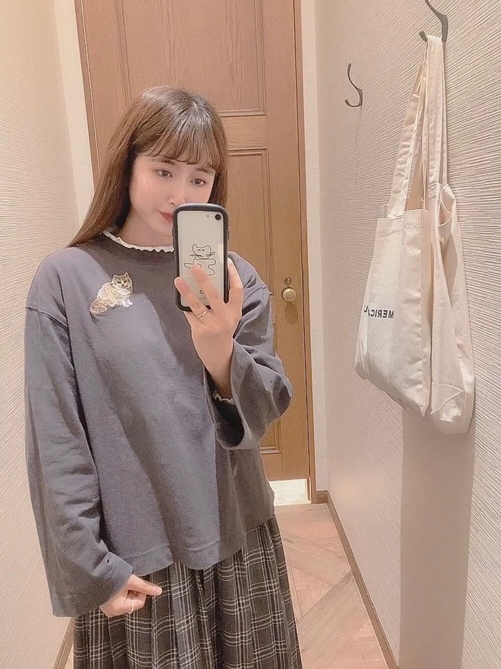 「カジュアル、ゆるコーデ、スカート、チェック柄に恋してる、いいね、save、フォローお願いします🤑、いいね返し、フォローミー、フォロー返します、相互フォロー」｜「eiπe のeiπe【WEB別注 】アメショ刺繍　ロンT（Tシャツ/カットソー、グレー系）」を使った、のん。  【相互】◡̈さん（レディース・158cm）の冬コーディネートの1枚目の写真