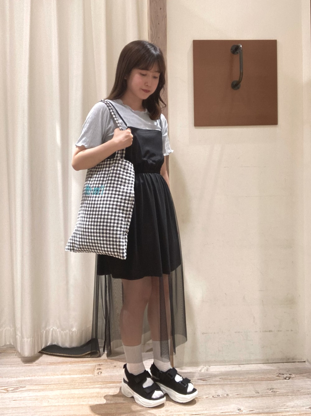 「夏コーデ、今日のコーデ、ラクチンコーデ、大人ガーリー、SM2、いいね返し、フォロー返します、いいね、save、フォローお願いします🤑」｜「ehka sopoのギンガムロゴプリントトートバッグ（ハンドバッグ、ブラック系）」を使った、のん。  【相互】◡̈さん（レディース・158cm）の春コーディネートの1枚目の写真