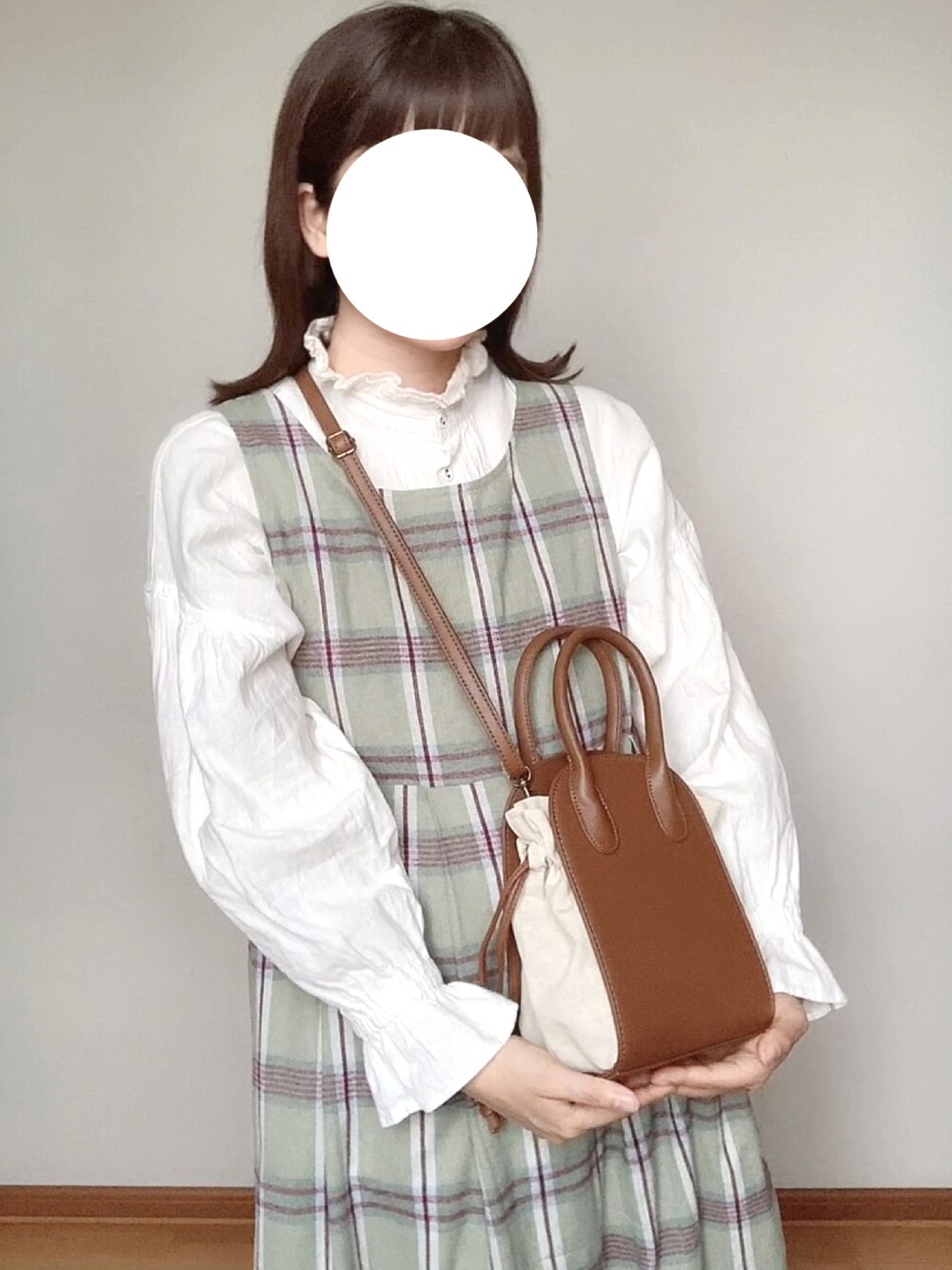 「休日スタイル、春色、プチプラ、ミニバッグ、オトナカジュアル、おしゃれさんと繋がりたい、いいね、save、フォローお願いします🤑、いいね返し、フォローミー、フォロー返します、相互フォロー」｜「ehka sopoのチェック柄タックジャンパースカート（ジャンパースカート、グリーン系）」を使った、のん。  【相互】◡̈さん（レディース・158cm）の春コーディネートの1枚目の写真