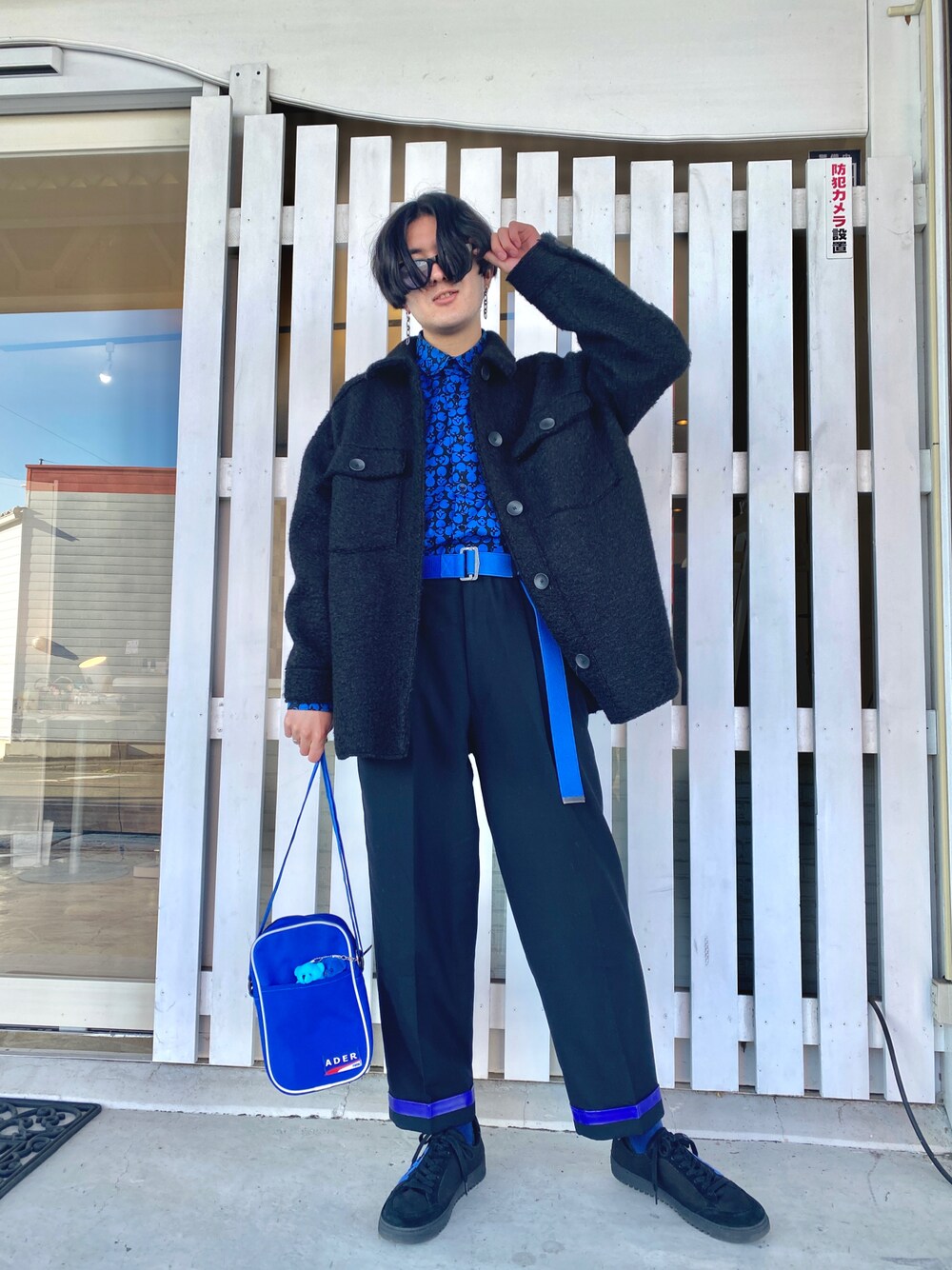 ブルー系のシャツ/ブラウス、ブラック系のスラックス、ブルー系のショルダーバッグを着用したメンズの冬コーディネートの1枚目の写真