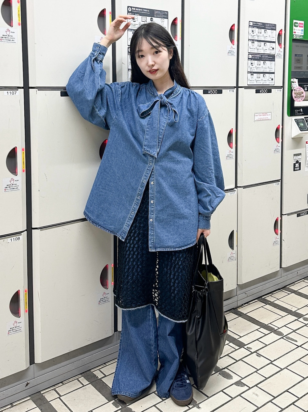 ブルー系のシャツ/ブラウスを着用したレディースの春コーディネートの1枚目の写真