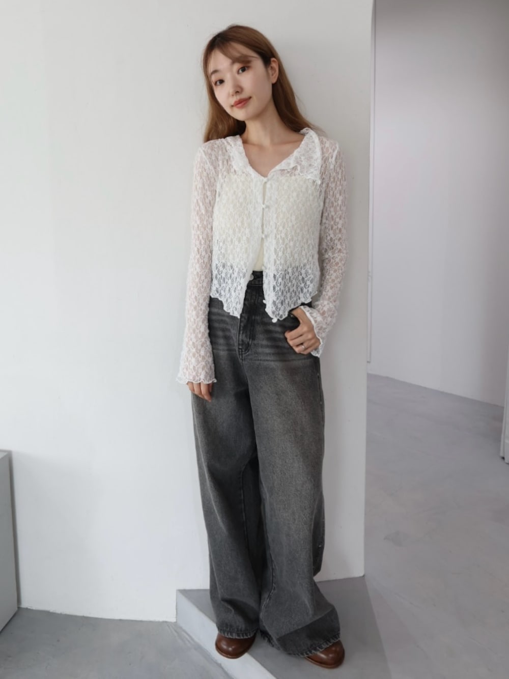 「Kastane、レース、レーストップス、シアー、シアートップス、デニム、シンプルコーデ、きれいめカジュアル、夏コーデ、韓国ファッション、モノトーン、モノトーンコーデ」｜「Kastaneの【S.Mサイズ展開】衿付きレースプルオーバー（Tシャツ/カットソー、ホワイト系）」を使った、ひらさわいずみさん（レディース・158cm）の夏コーディネートの1枚目の写真