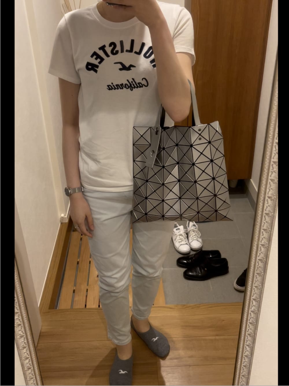 「TOMコーデ、カジュアル、春夏コーデ、おしゃれさんと繋がりたい、Tシャツ、カラーパンツ、スニーカー、オトナカジュアル」｜「Hollisterのアイテム（Tシャツ/カットソー、ホワイト系）」を使った、TOM🌙さん（レディース・170cm）の夏コーディネートの1枚目の写真