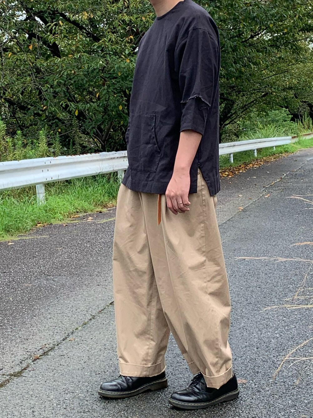 ベージュ系のチノパンツ、ブラック系のシャツ/ブラウス、ブラック系のその他シューズを着用したメンズの秋コーディネートの1枚目の写真