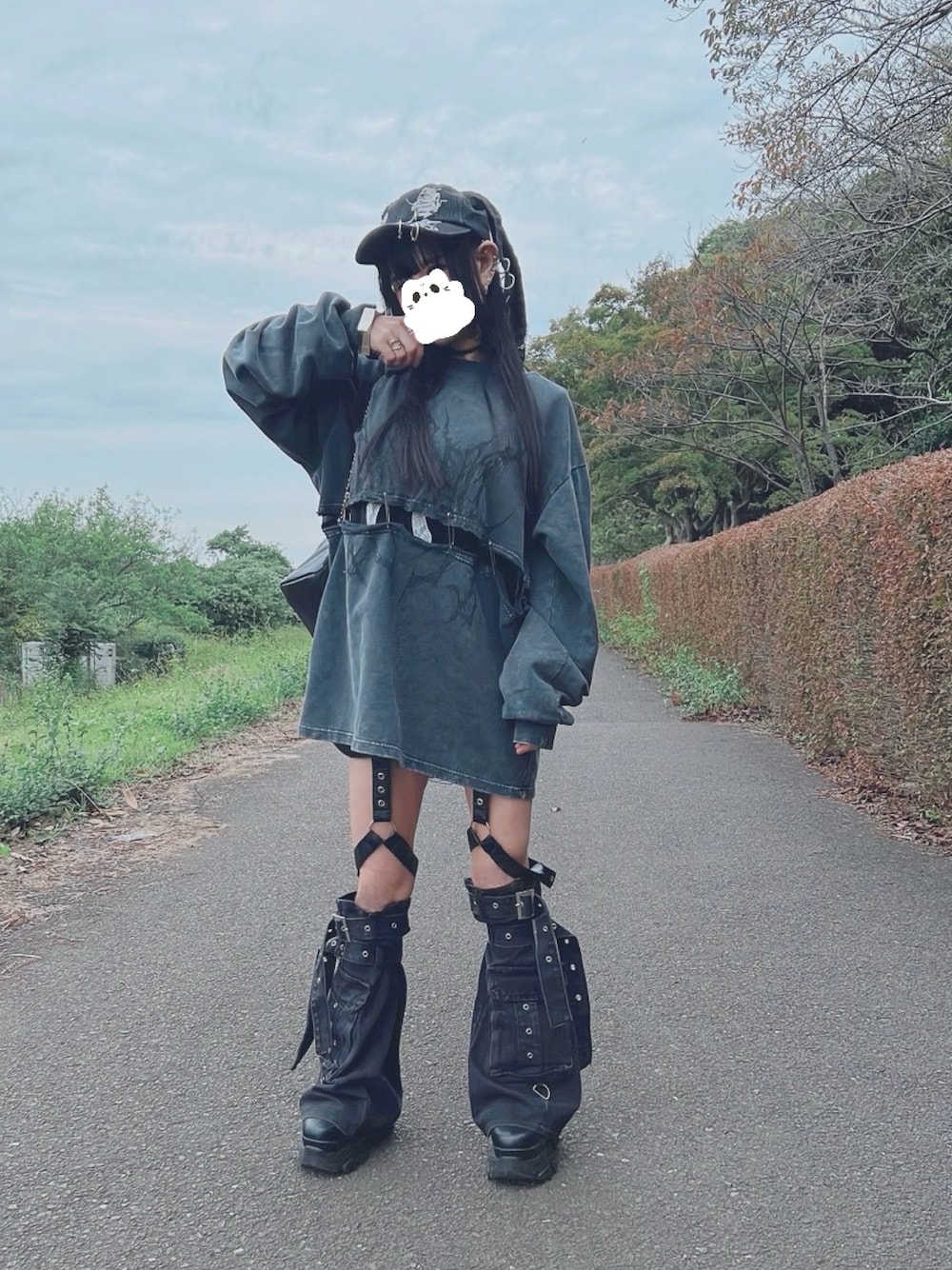 ブラック系のその他パンツ、グレー系のスウェット、ブラック系のTシャツ/カットソーを着用したレディースの秋コーディネートの1枚目の写真