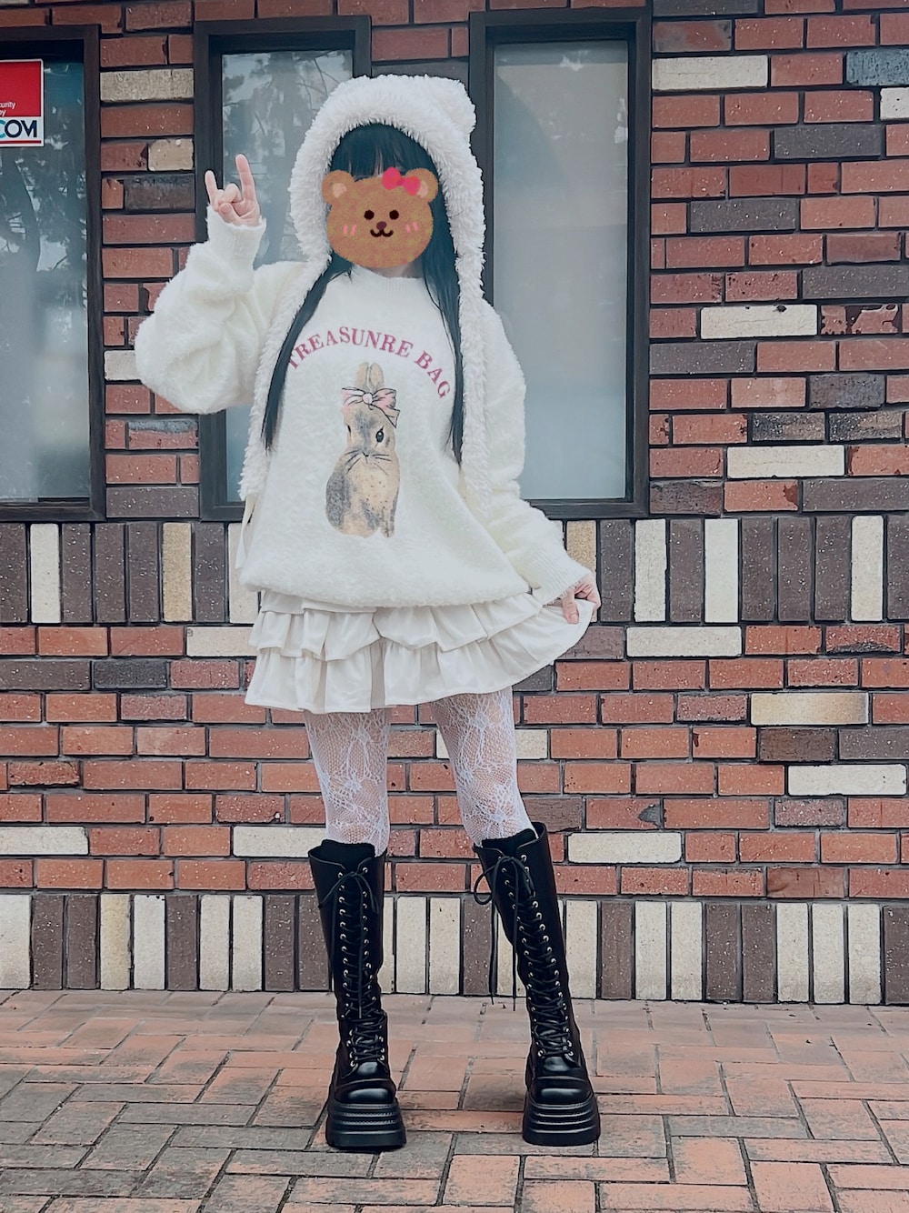 ホワイト系のニット/セーター、ホワイト系のスカート、ブラック系のブーツを着用したレディースの秋コーディネートの1枚目の写真