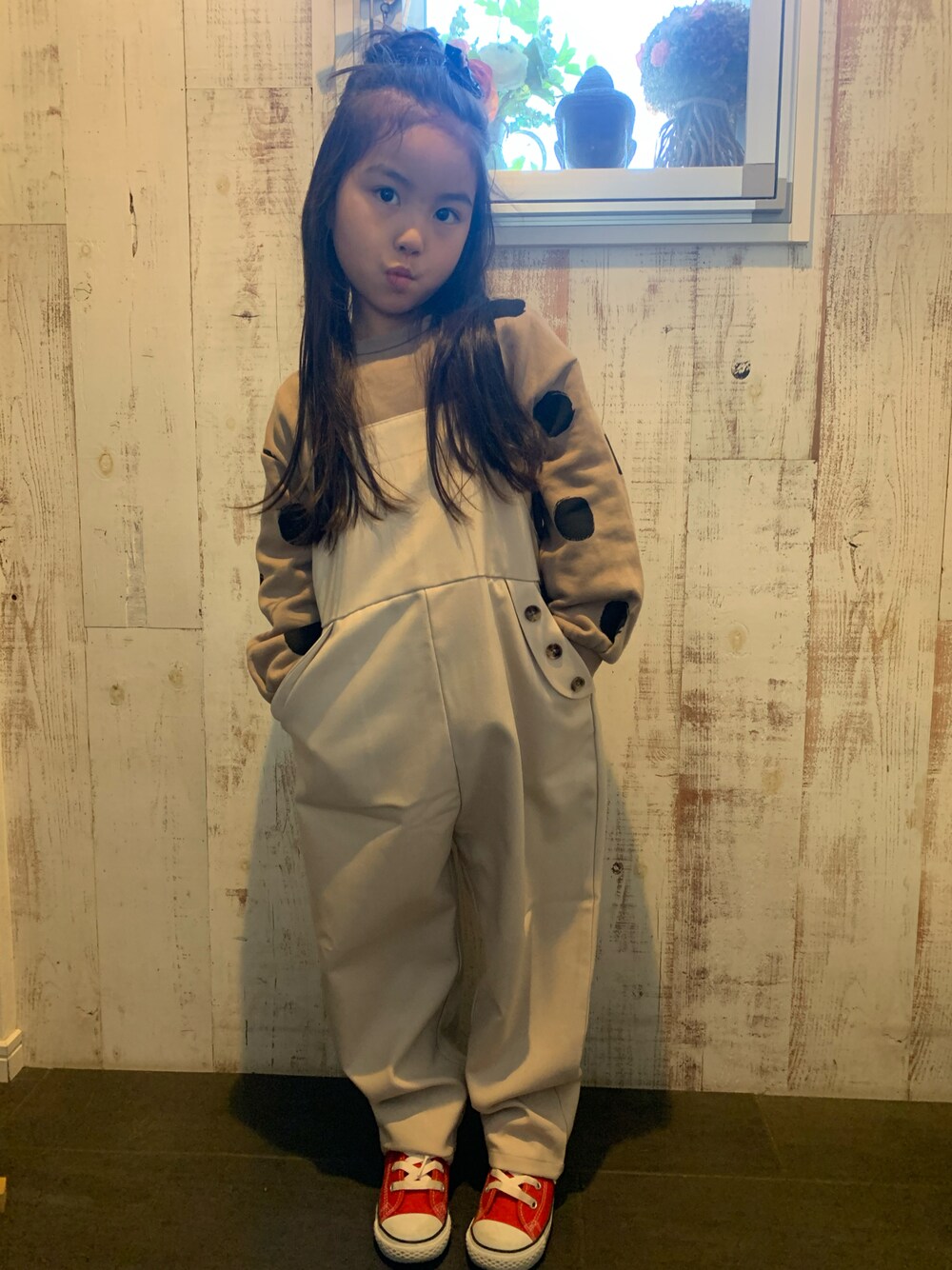 「キッズコーデ、女の子、カジュアル、6歳、サロペット、コンバース、冬コーデ、あけおめ」｜「pinocoのアイテム（バレッタ/ヘアクリップ、ブラック系）」を使った、UTAさん（キッズ・100cm）の冬コーディネートの1枚目の写真