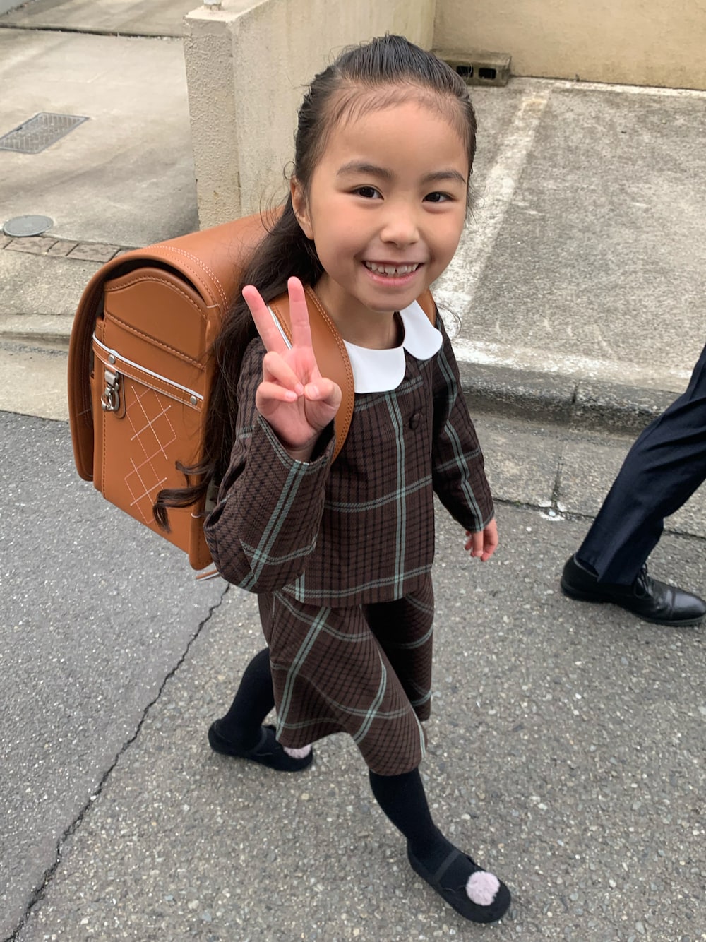 「入学式、入学式コーデ、春コーデ、一年生女子、女の子、キッズコーデ、kids」｜「B:MING by BEAMSのアイテム（ノーカラージャケット、ブラウン系）」を使った、UTAさん（キッズ・100cm）の春コーディネートの1枚目の写真