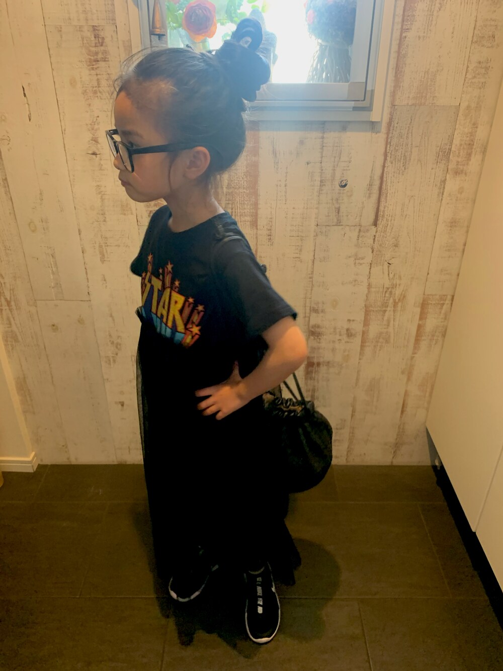 「女の子、キッズコーデ、kids、春コーデ、6歳、カジュアル」｜「BIG FIELDのチュールワンピース（90～150cm）（ワンピース、ブラック系）」を使った、UTAさん（キッズ・100cm）の春コーディネートの1枚目の写真