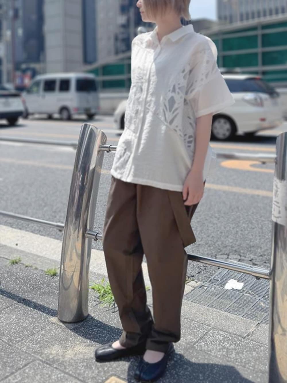 ホワイト系のシャツ/ブラウスを着用したレディースの夏コーディネートの1枚目の写真