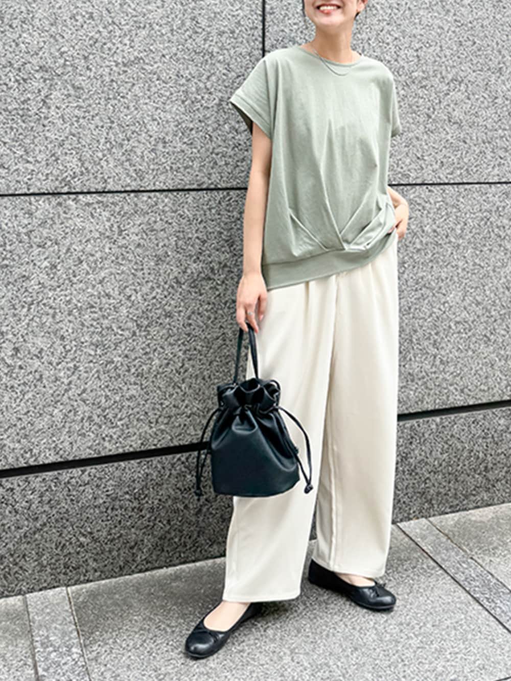 グリーン系のTシャツ/カットソー、ホワイト系のスラックスを着用したレディースの夏コーディネートの1枚目の写真