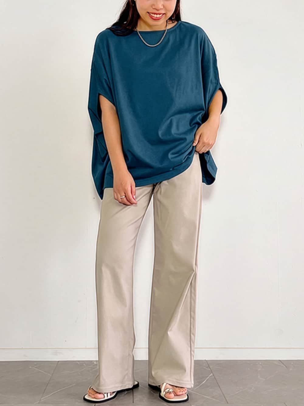 ブルー系のTシャツ/カットソー、ベージュ系のその他パンツを着用したレディースの夏コーディネートの1枚目の写真